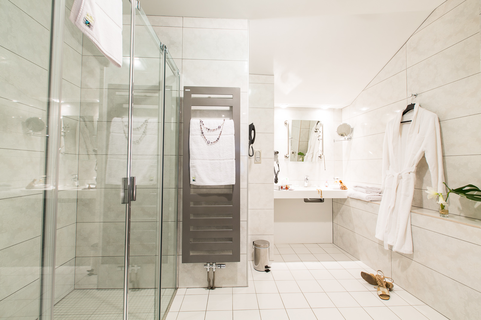 Hôtel Marotte chambre cosy salle de bain blanche douche