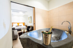 Hôtel Marotte suite Sauna baignoire pierre