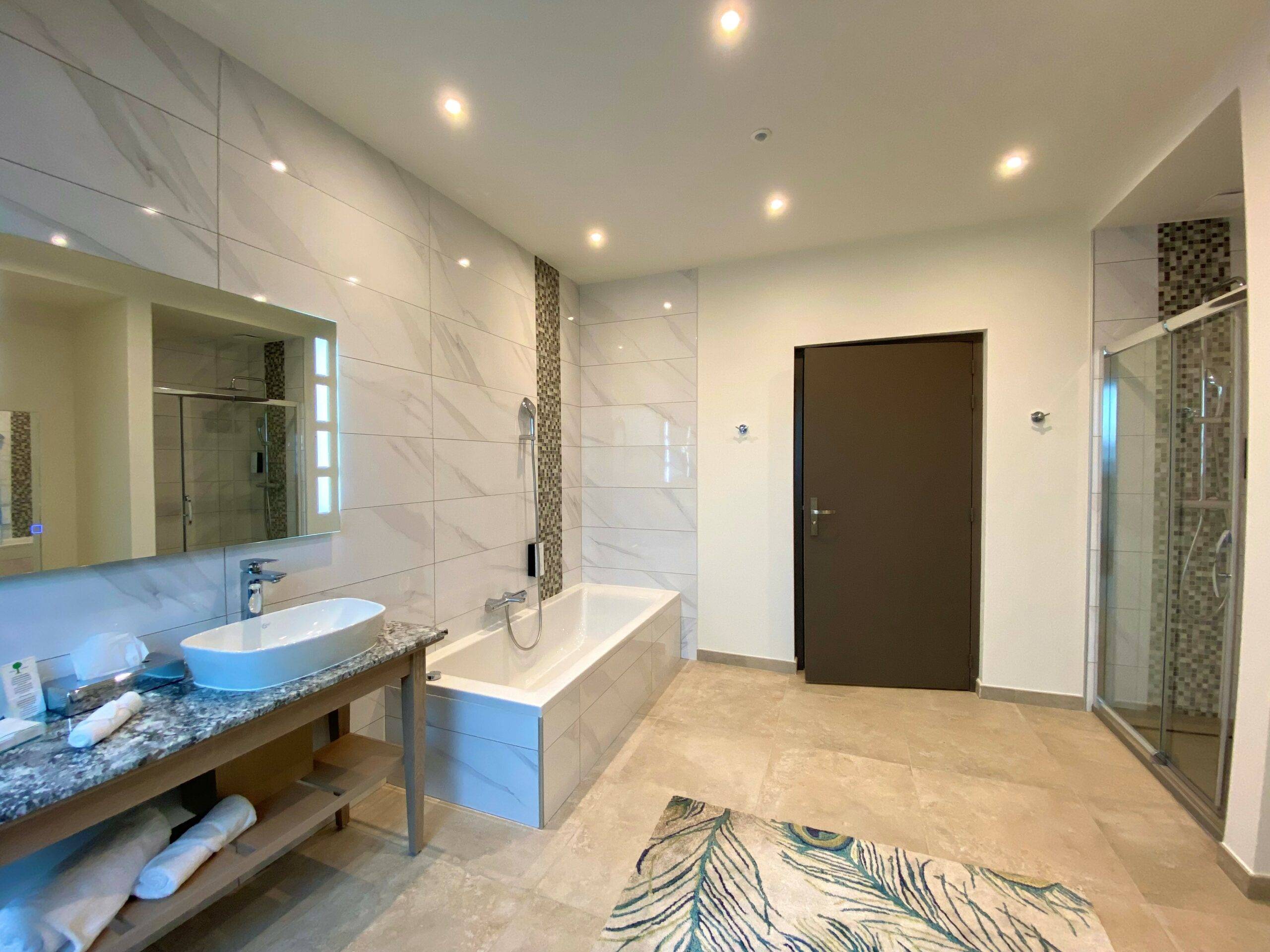 suite cathédrale bathroom - hôtel marotte.